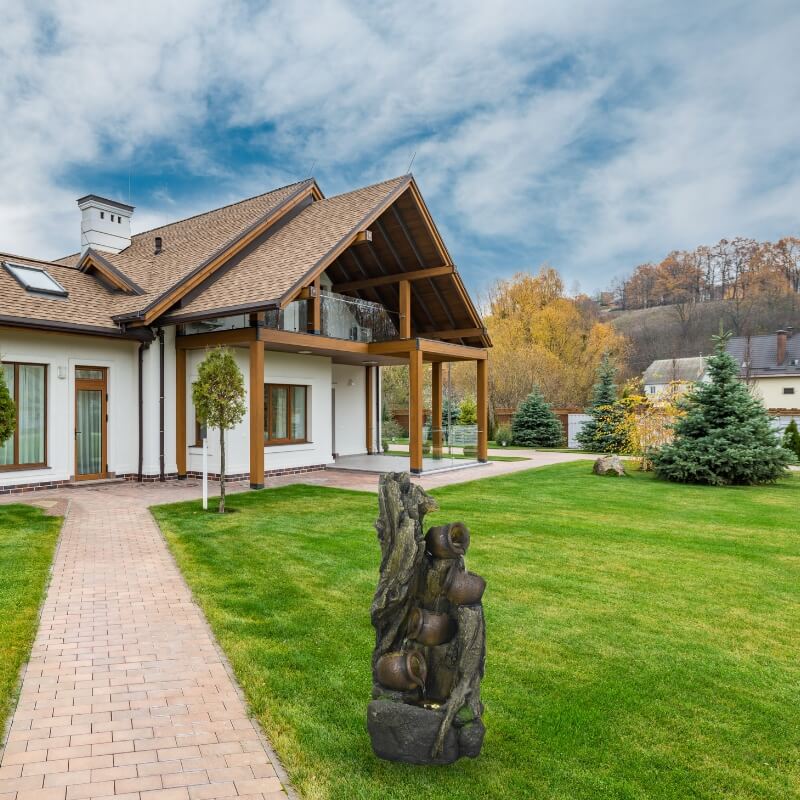 Dekorační fontána v kamenném a elegantním stylu